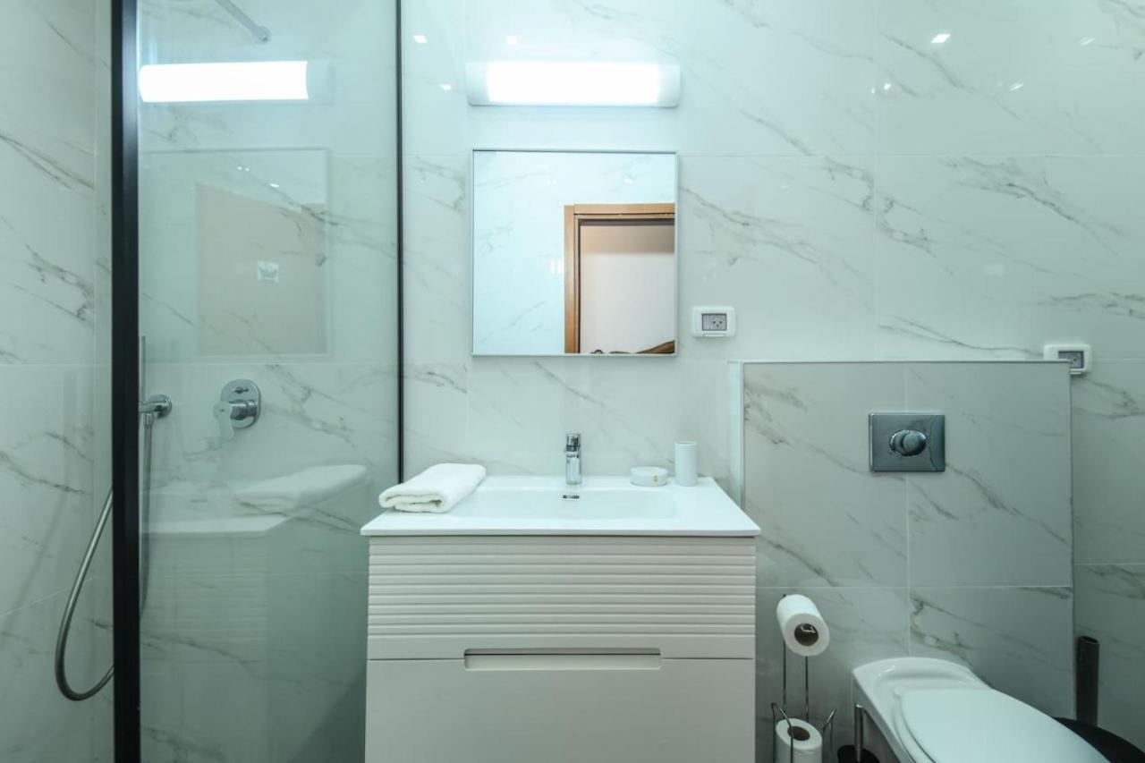 Elegant Sea-view With Mamad In The Heart Of By Sea N' Rent Apartment Tel Aviv
